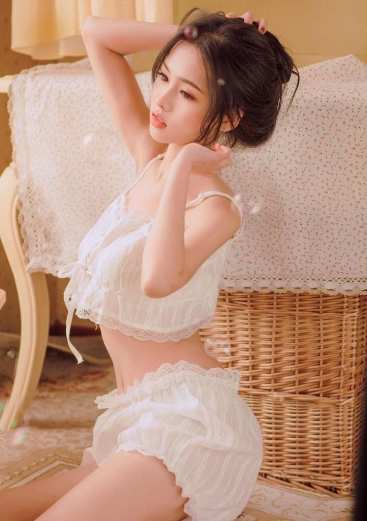 港风美女凌乱发丝魅惑眼神性感细腰销魂写真