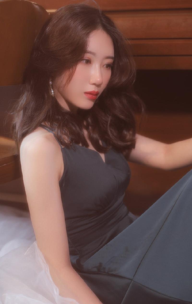 朦胧港风卷发成熟美女真丝吊带性感复古私拍