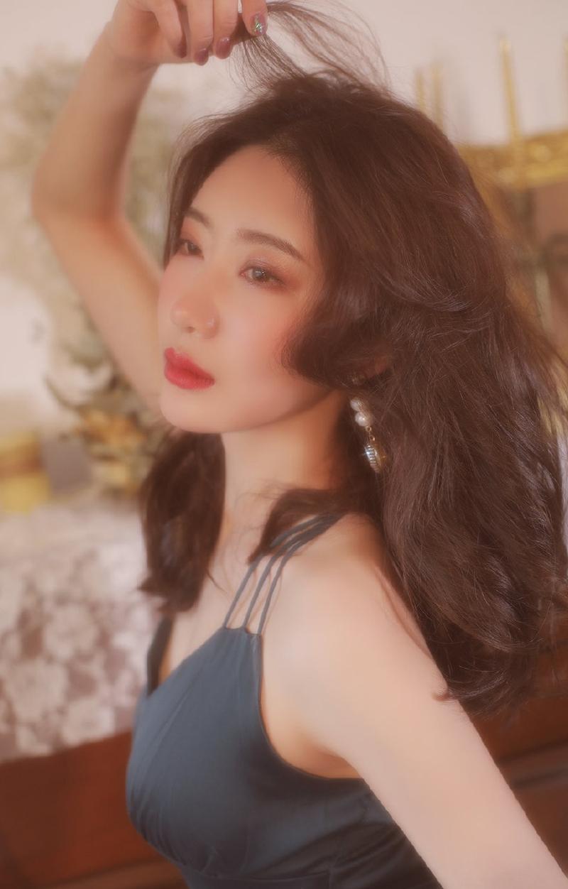朦胧港风卷发成熟美女真丝吊带性感复古私拍