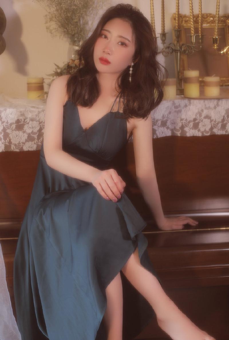 朦胧港风卷发成熟美女真丝吊带性感复古私拍
