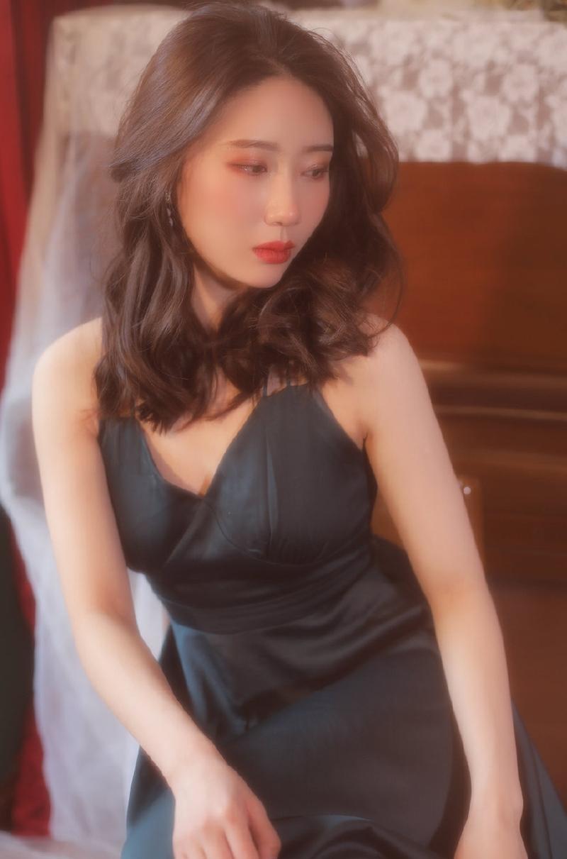 朦胧港风卷发成熟美女真丝吊带性感复古私拍