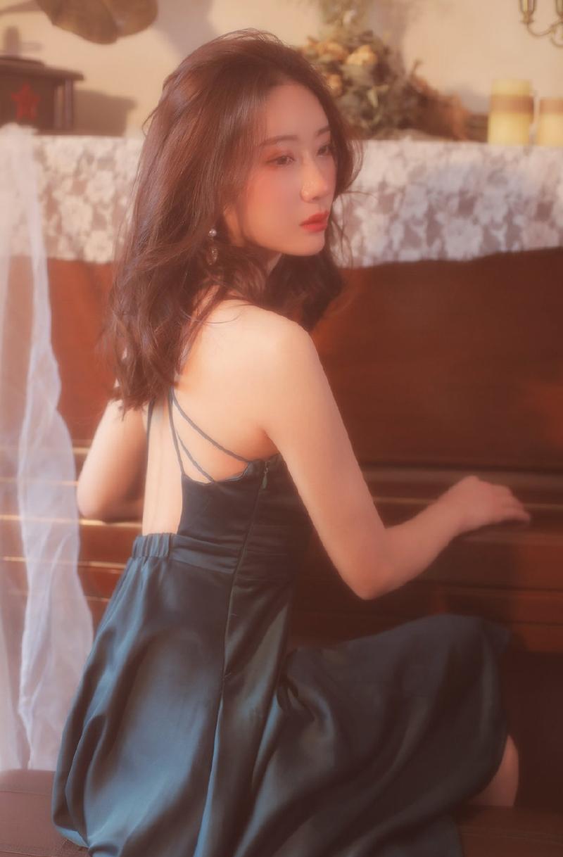 朦胧港风卷发成熟美女真丝吊带性感复古私拍