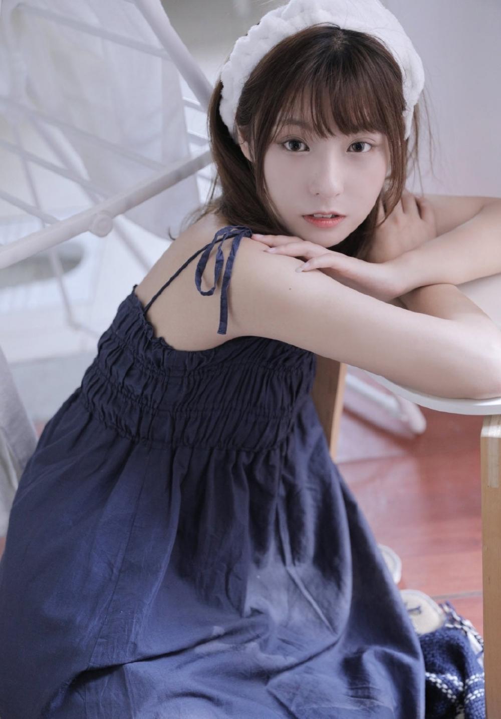 蓝色吊带蓬蓬裙甜味妹子窗边魅惑写真
