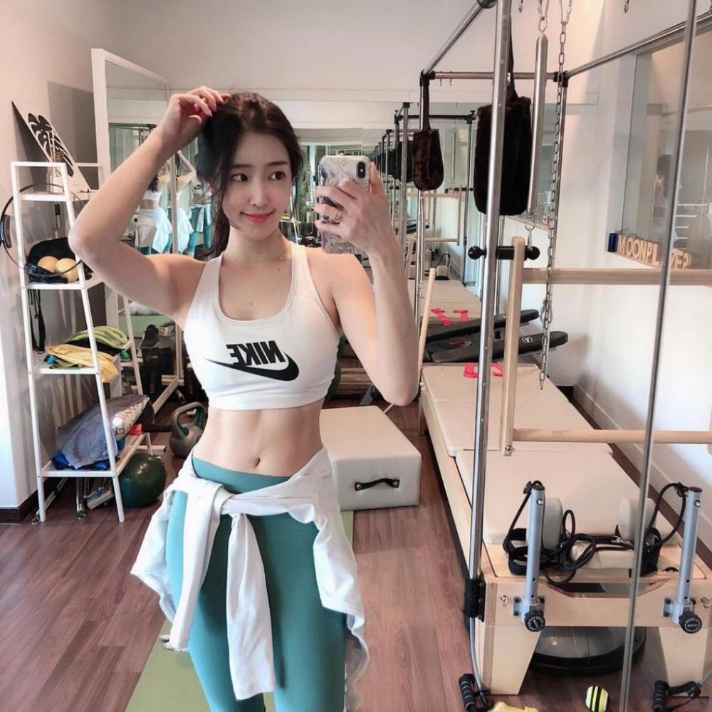 健身房火辣韩国美女对着镜子自拍细长双腿图