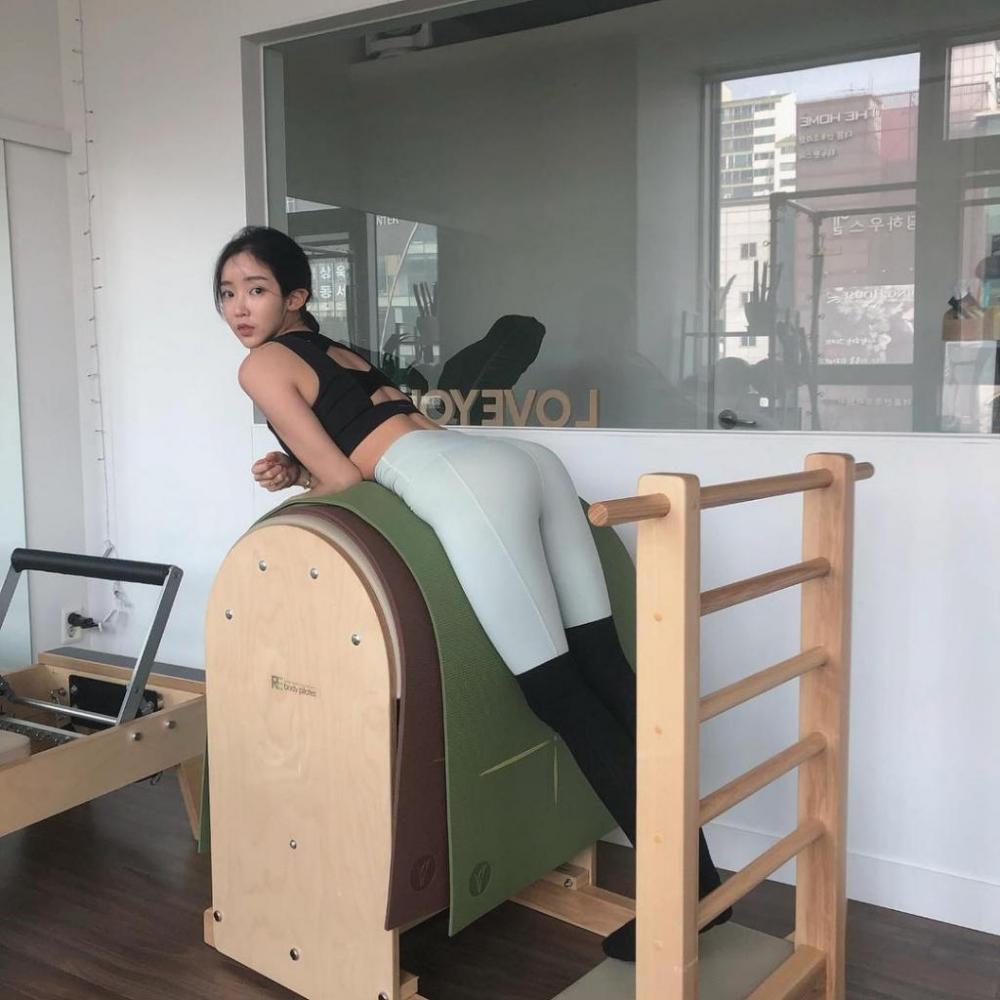 健身房火辣韩国美女对着镜子自拍细长双腿图