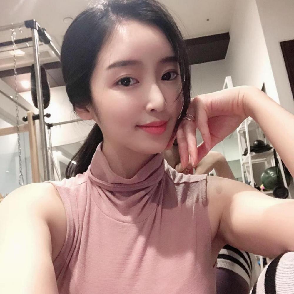 健身房火辣韩国美女对着镜子自拍细长双腿图