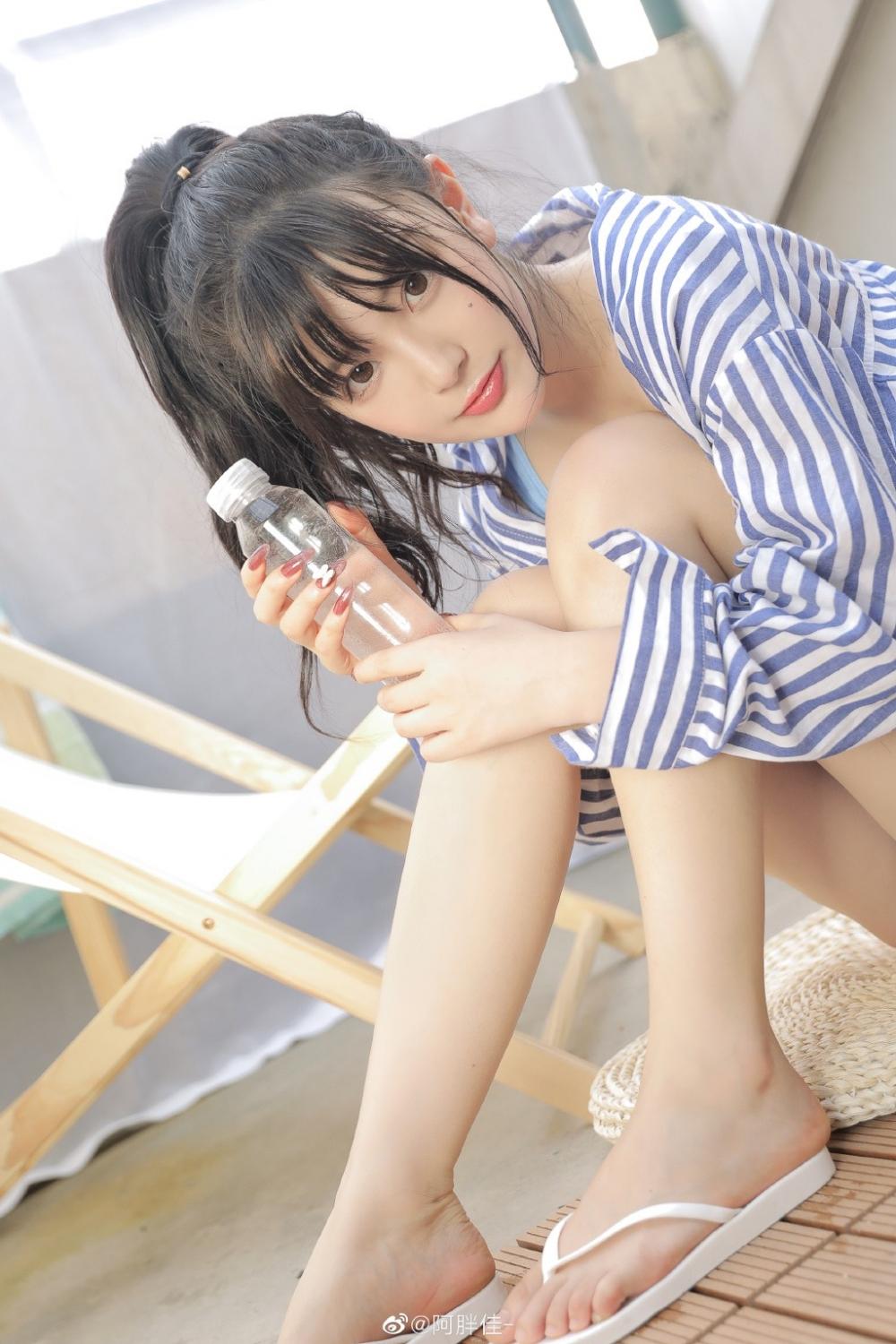 高马尾又纯又欲水灵灵美少女撩人吊带图片