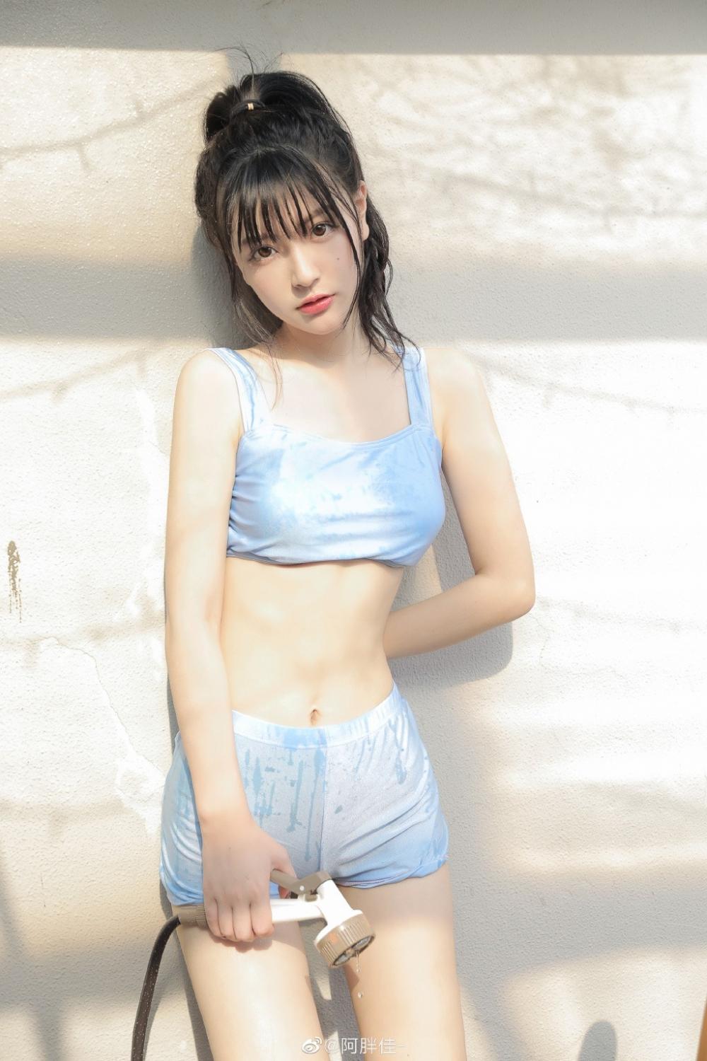 高马尾又纯又欲水灵灵美少女撩人吊带图片