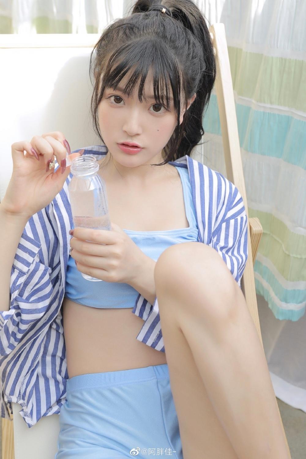 高马尾又纯又欲水灵灵美少女撩人吊带图片