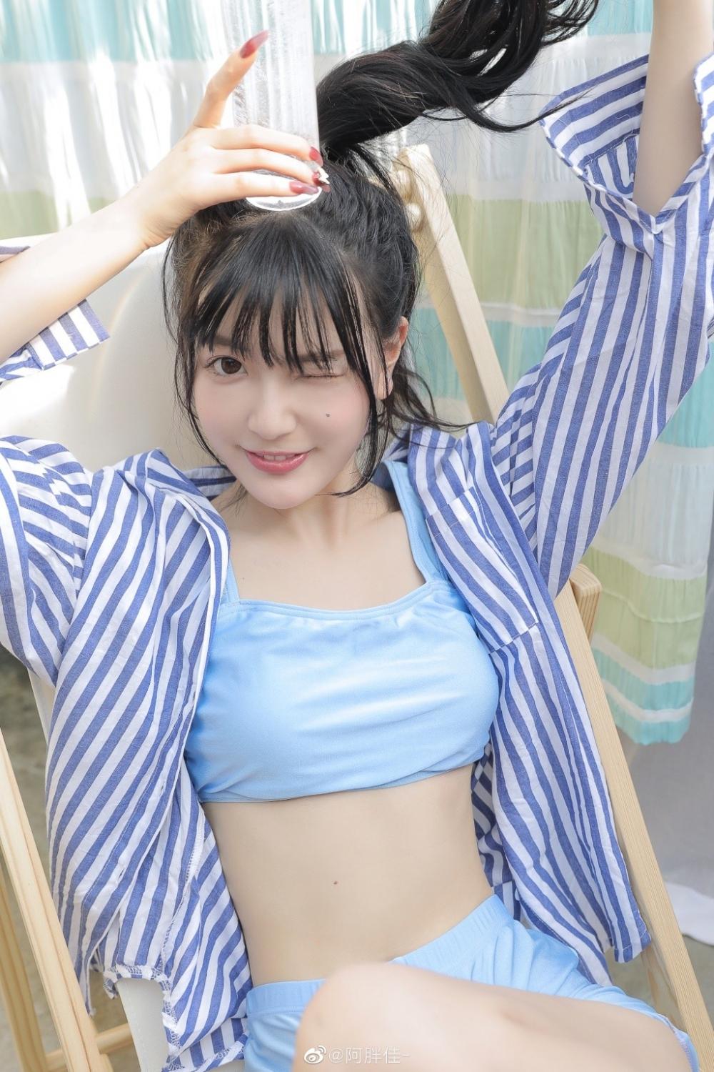 高马尾又纯又欲水灵灵美少女撩人吊带图片