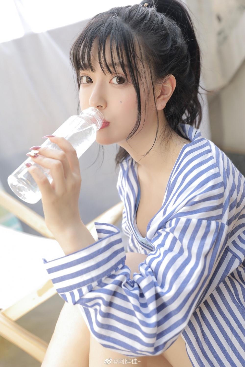 高马尾又纯又欲水灵灵美少女撩人吊带图片