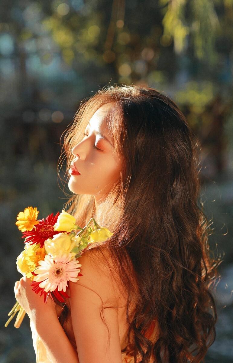 风情万种的港风美女诱惑大波浪橘色吊带写真