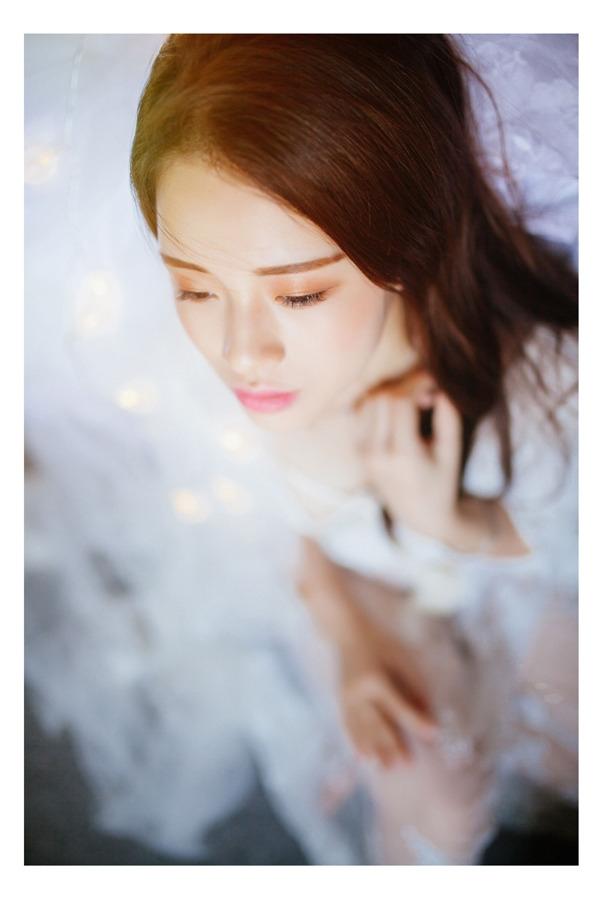 成熟的美女性感薄纱床上白色深v裙子写真