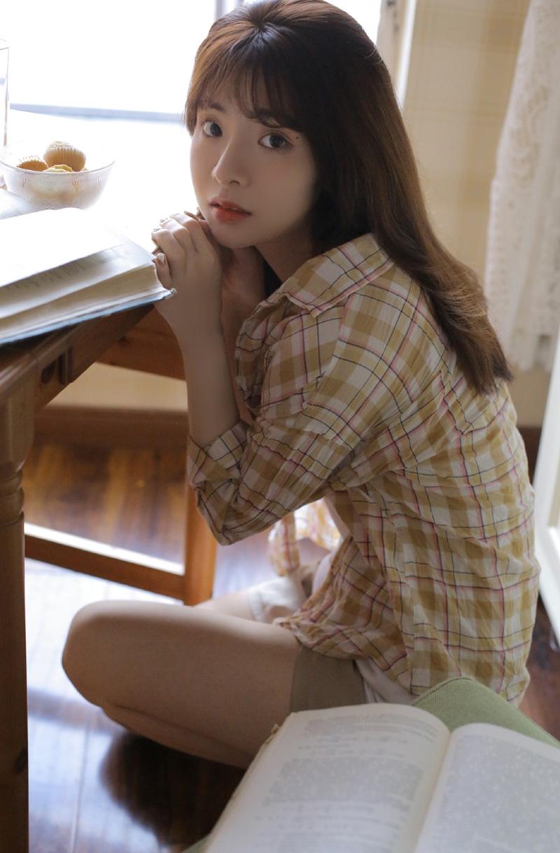 杏眼清甜风氧气美女勾人美胸居家私房照