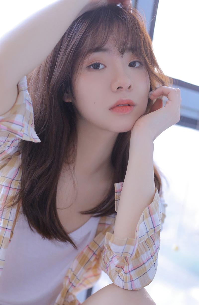 杏眼清甜风氧气美女勾人美胸居家私房照