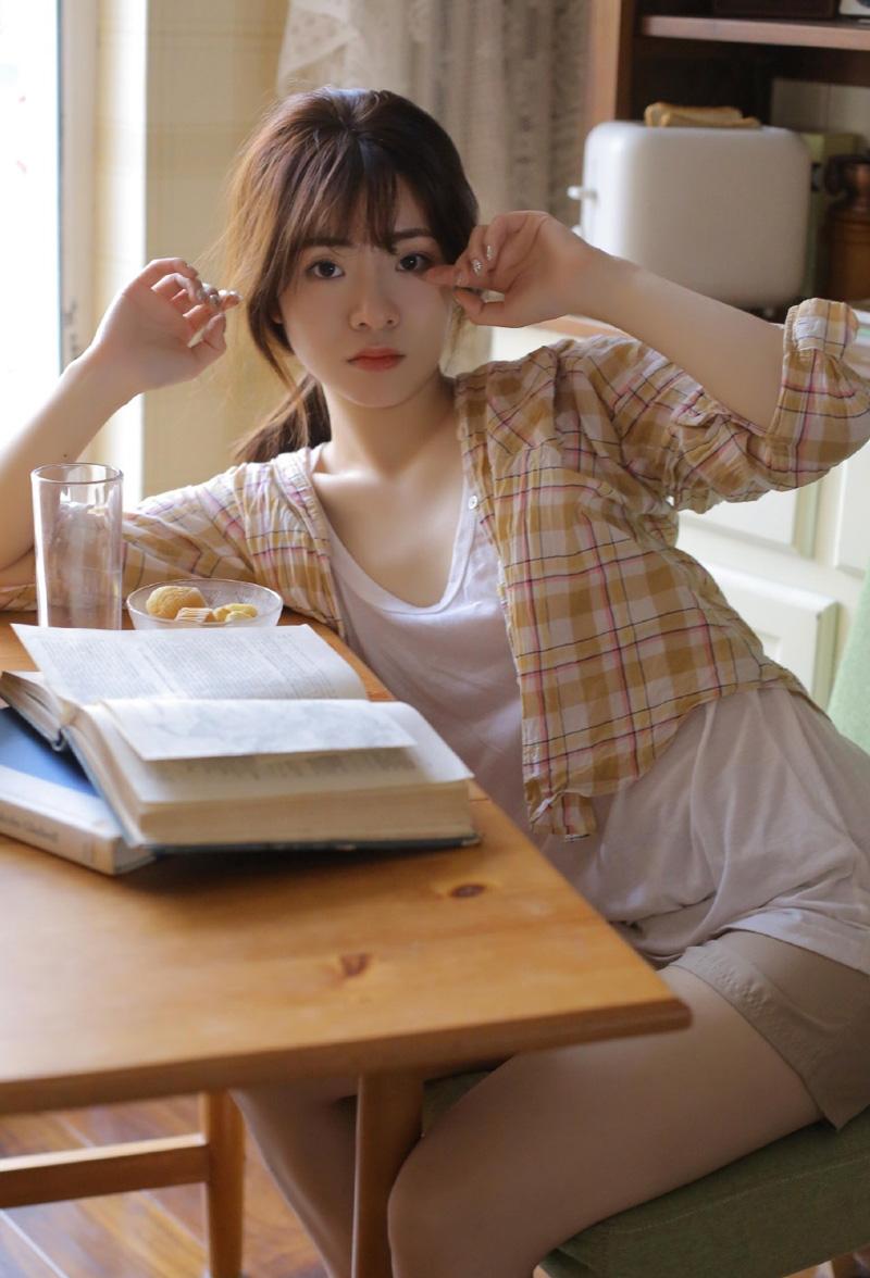 杏眼清甜风氧气美女勾人美胸居家私房照