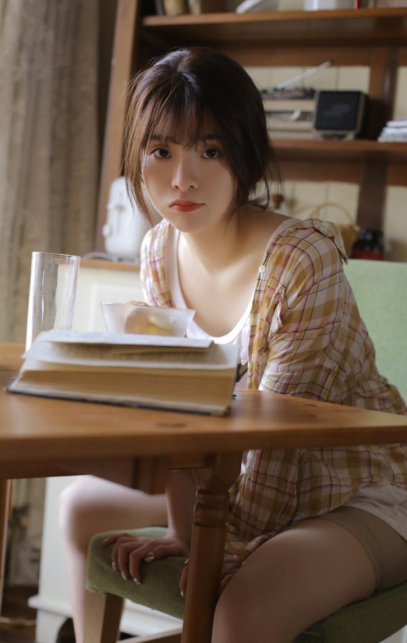 杏眼清甜风氧气美女勾人美胸居家私房照