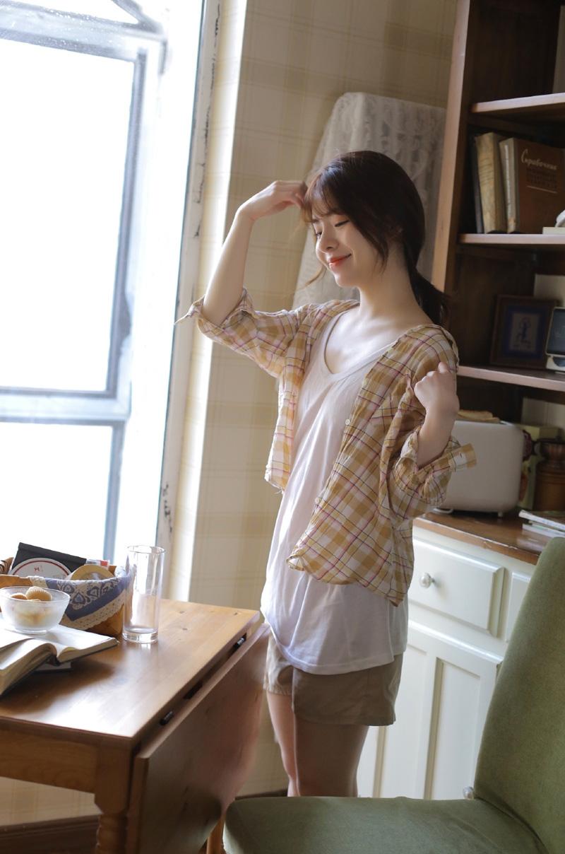 杏眼清甜风氧气美女勾人美胸居家私房照