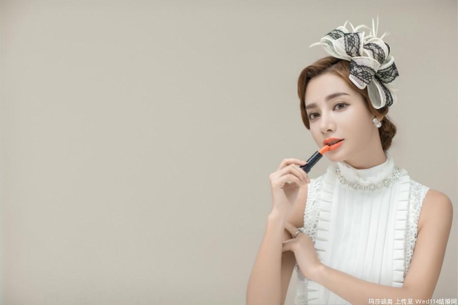 优雅的混血美女蕾丝包臀裙高跟美腿写真