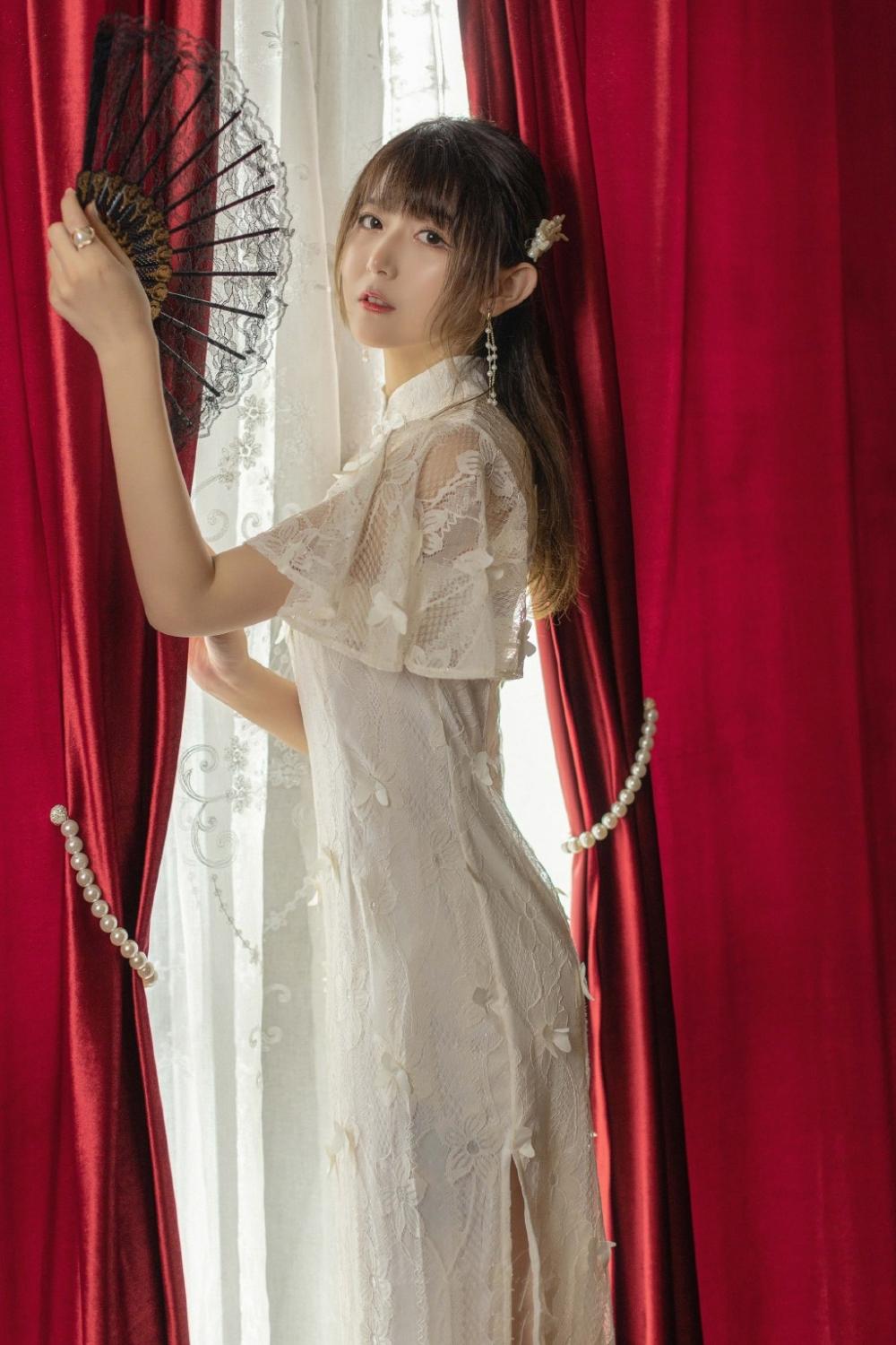 大腿根纹身的民国美女蕾丝旗袍妖娆私拍照
