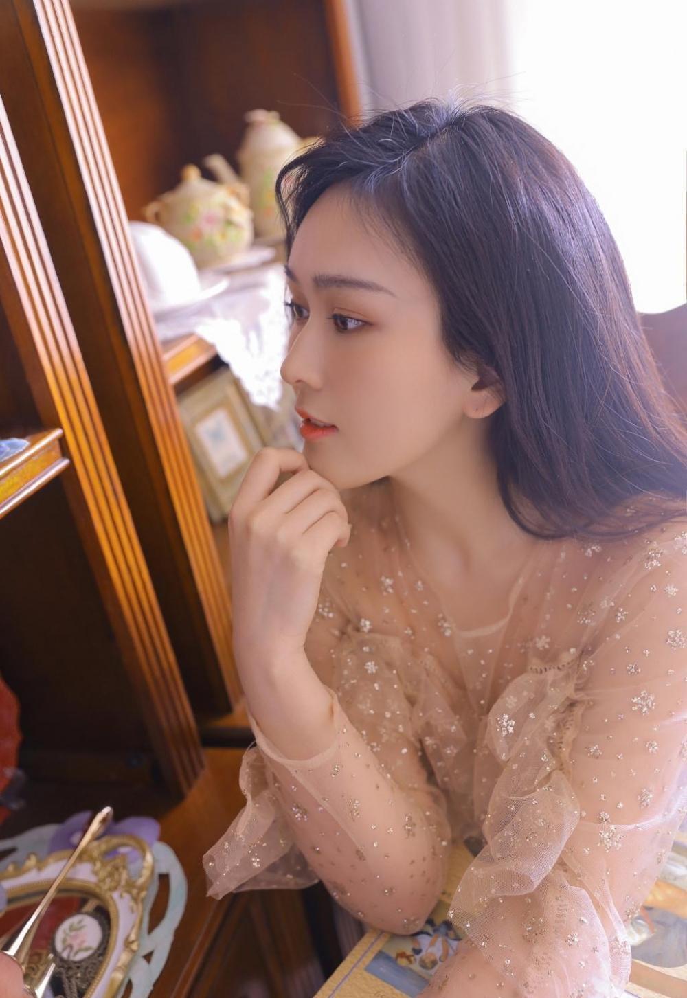 优雅气质小提琴小姐姐透明薄纱唯美私拍图