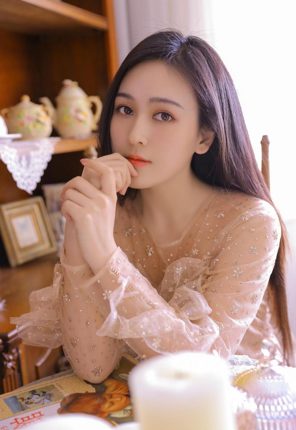 优雅气质小提琴小姐姐透明薄纱唯美私拍图