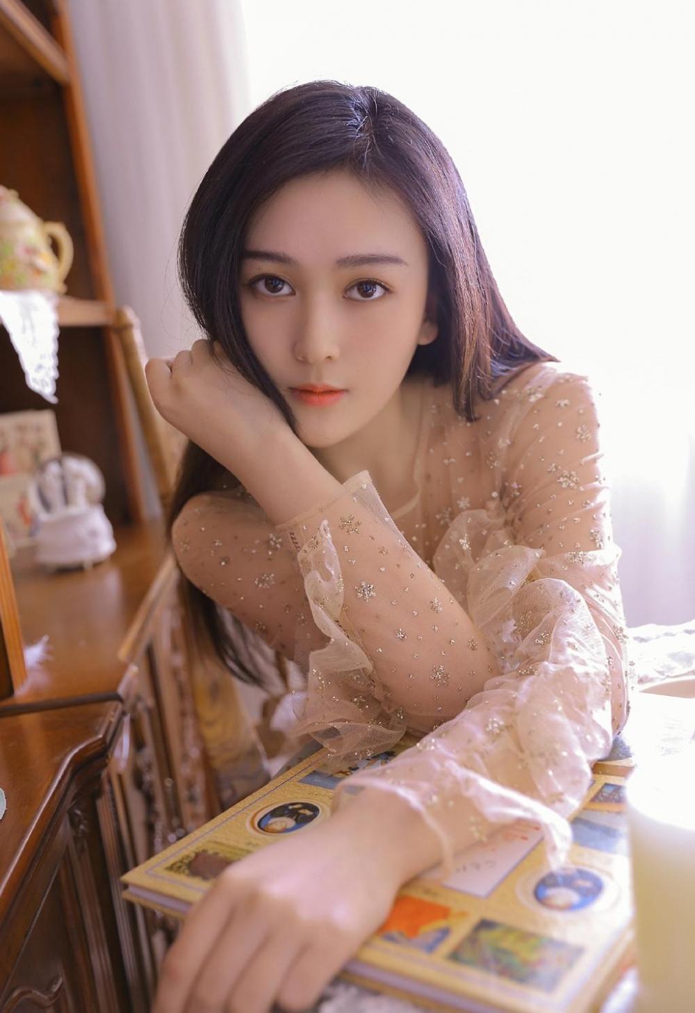 优雅气质小提琴小姐姐透明薄纱唯美私拍图