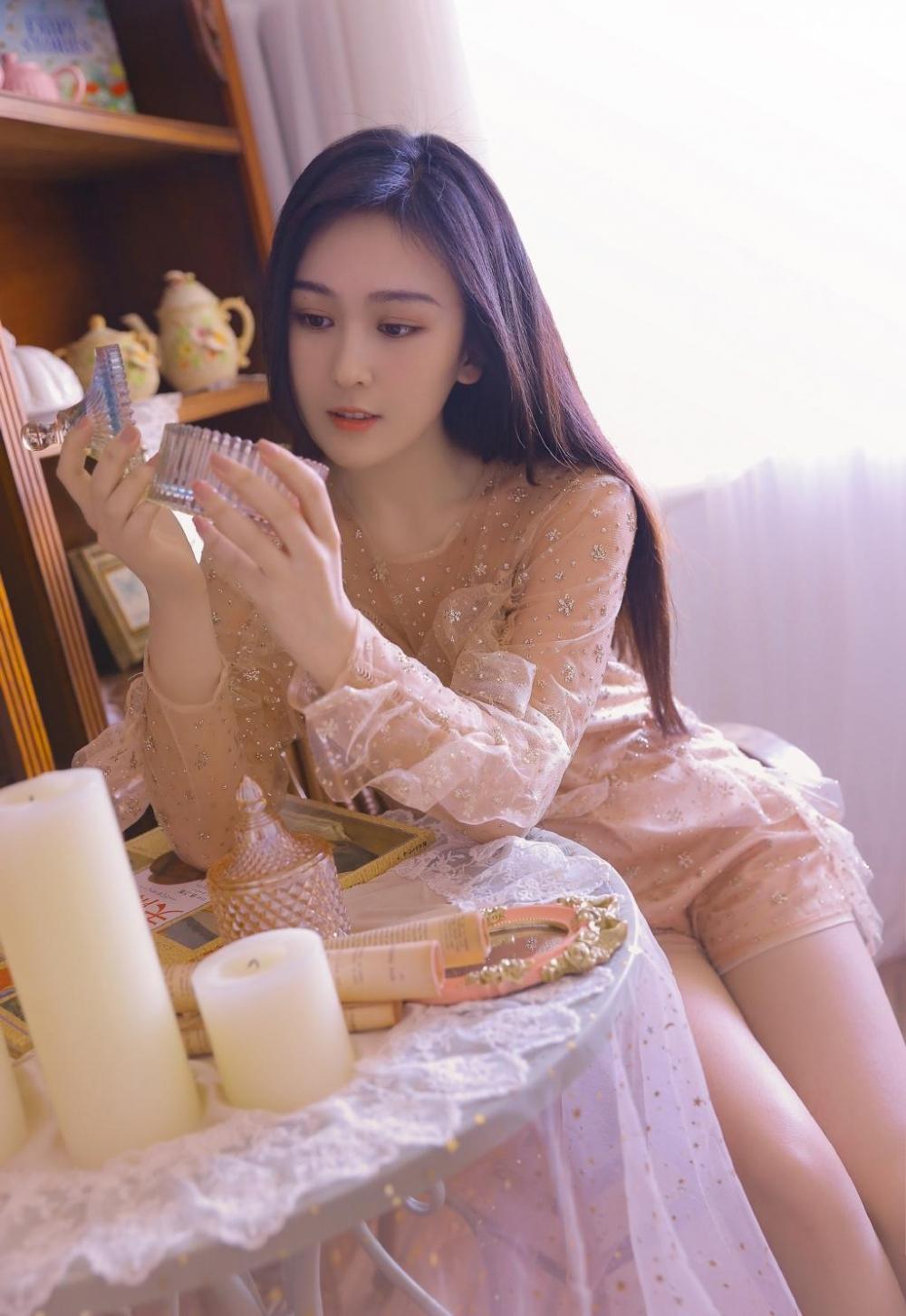 优雅气质小提琴小姐姐透明薄纱唯美私拍图