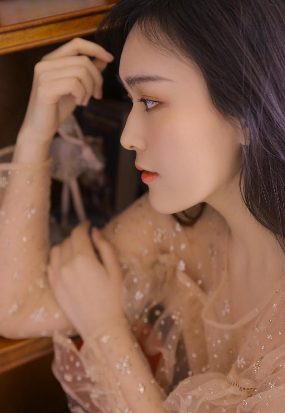 优雅气质小提琴小姐姐透明薄纱唯美私拍图