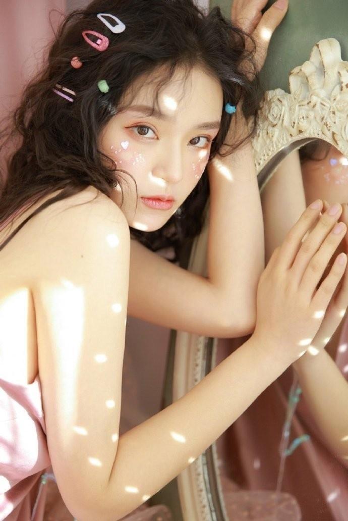 桃花妆羊毛卷美少女粉色吊带甜酷私房照