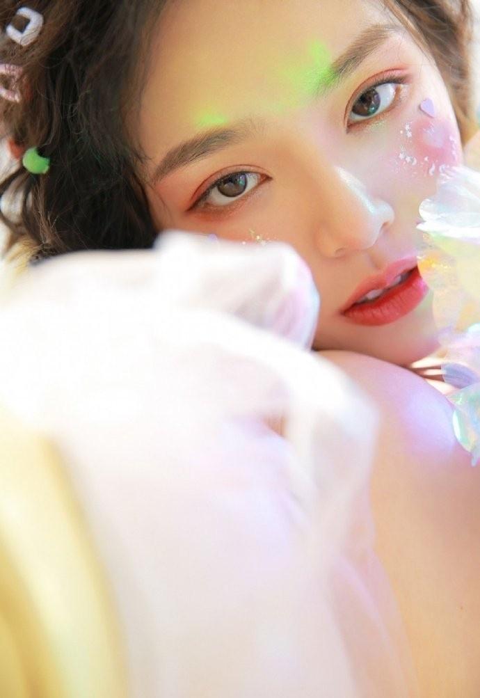 桃花妆羊毛卷美少女粉色吊带甜酷私房照