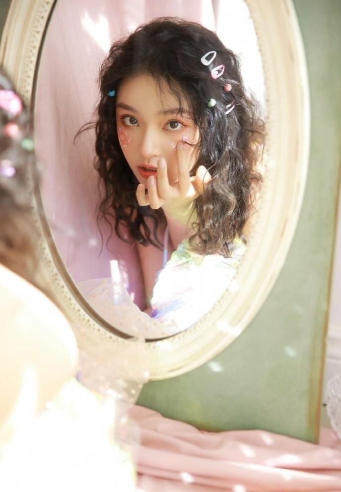 桃花妆羊毛卷美少女粉色吊带甜酷私房照