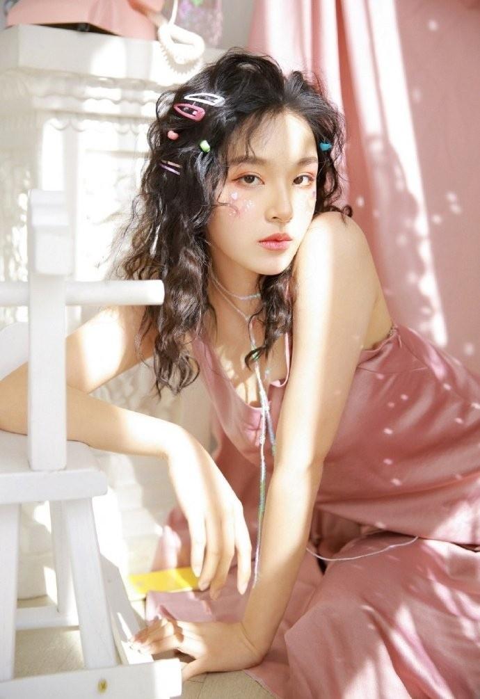 桃花妆羊毛卷美少女粉色吊带甜酷私房照