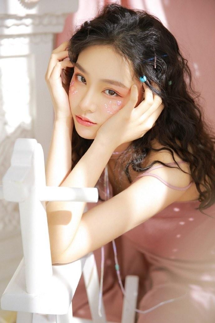 桃花妆羊毛卷美少女粉色吊带甜酷私房照