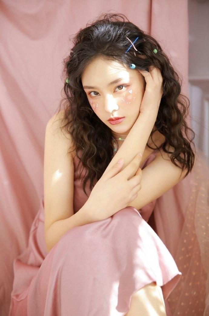 桃花妆羊毛卷美少女粉色吊带甜酷私房照