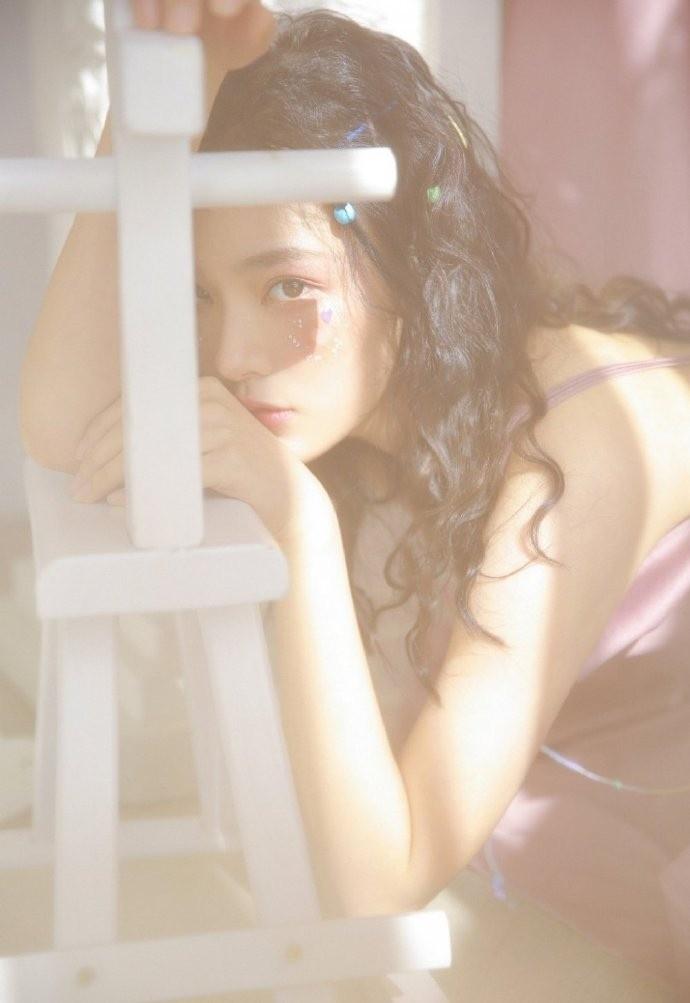 桃花妆羊毛卷美少女粉色吊带甜酷私房照