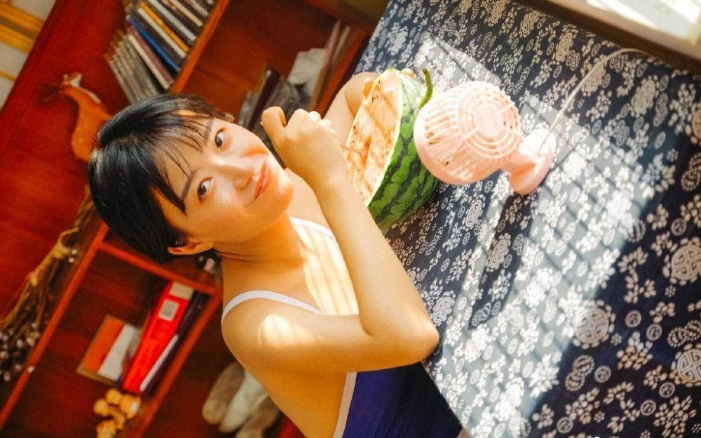 蓝色头盔短发小姐姐吊带比基尼清凉写真