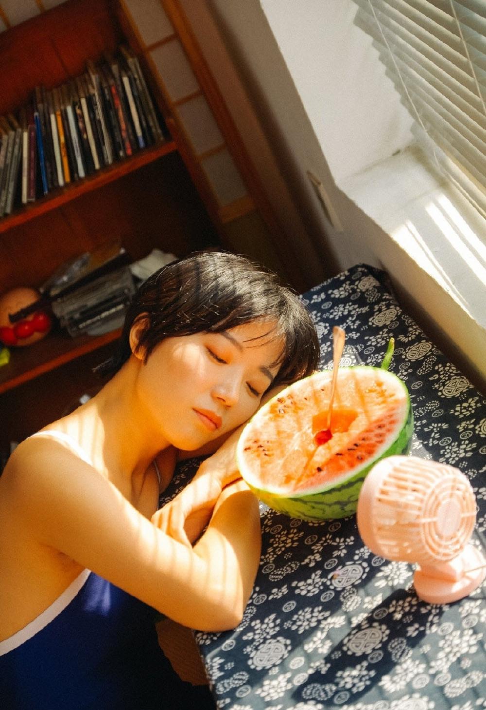 蓝色头盔短发小姐姐吊带比基尼清凉写真