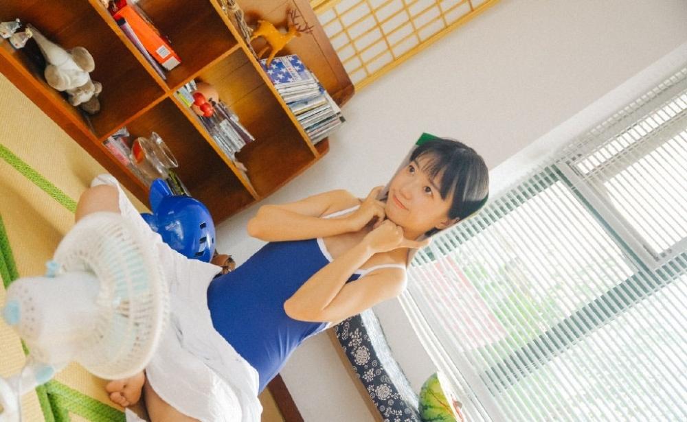 蓝色头盔短发小姐姐吊带比基尼清凉写真