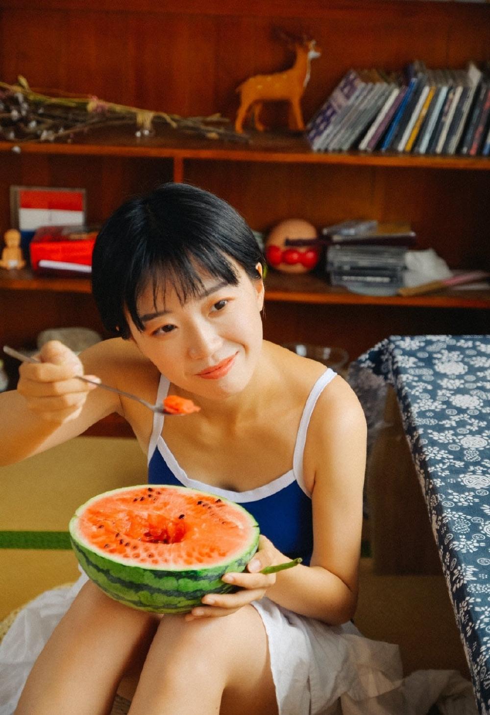 蓝色头盔短发小姐姐吊带比基尼清凉写真