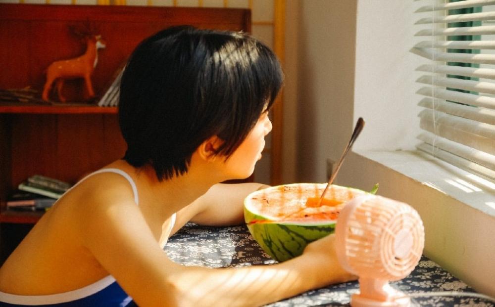 蓝色头盔短发小姐姐吊带比基尼清凉写真