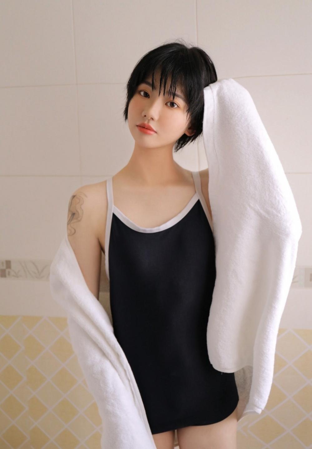 高颜值短发美妞蓝色泳衣浴室湿身诱惑写真