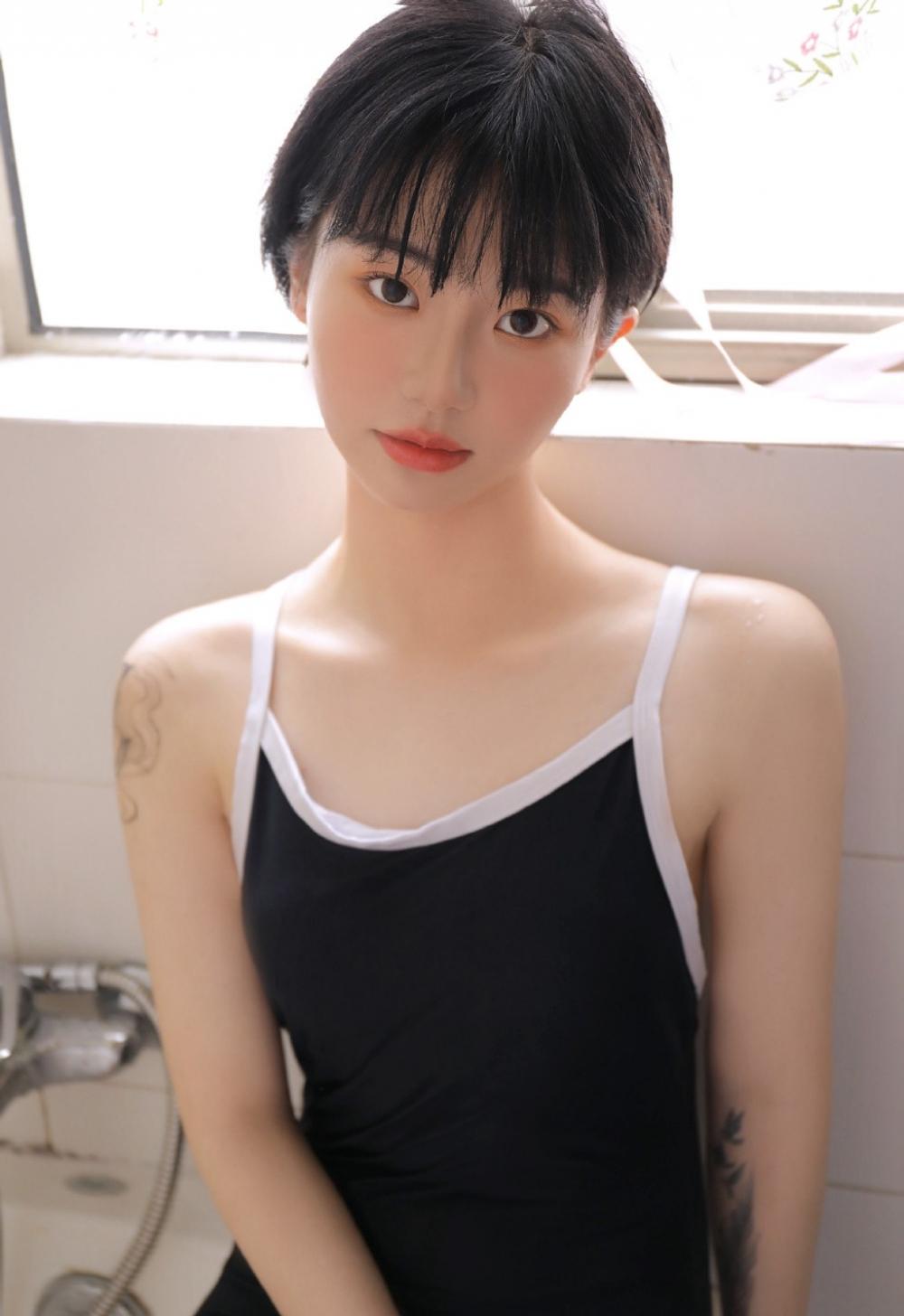 高颜值短发美妞蓝色泳衣浴室湿身诱惑写真