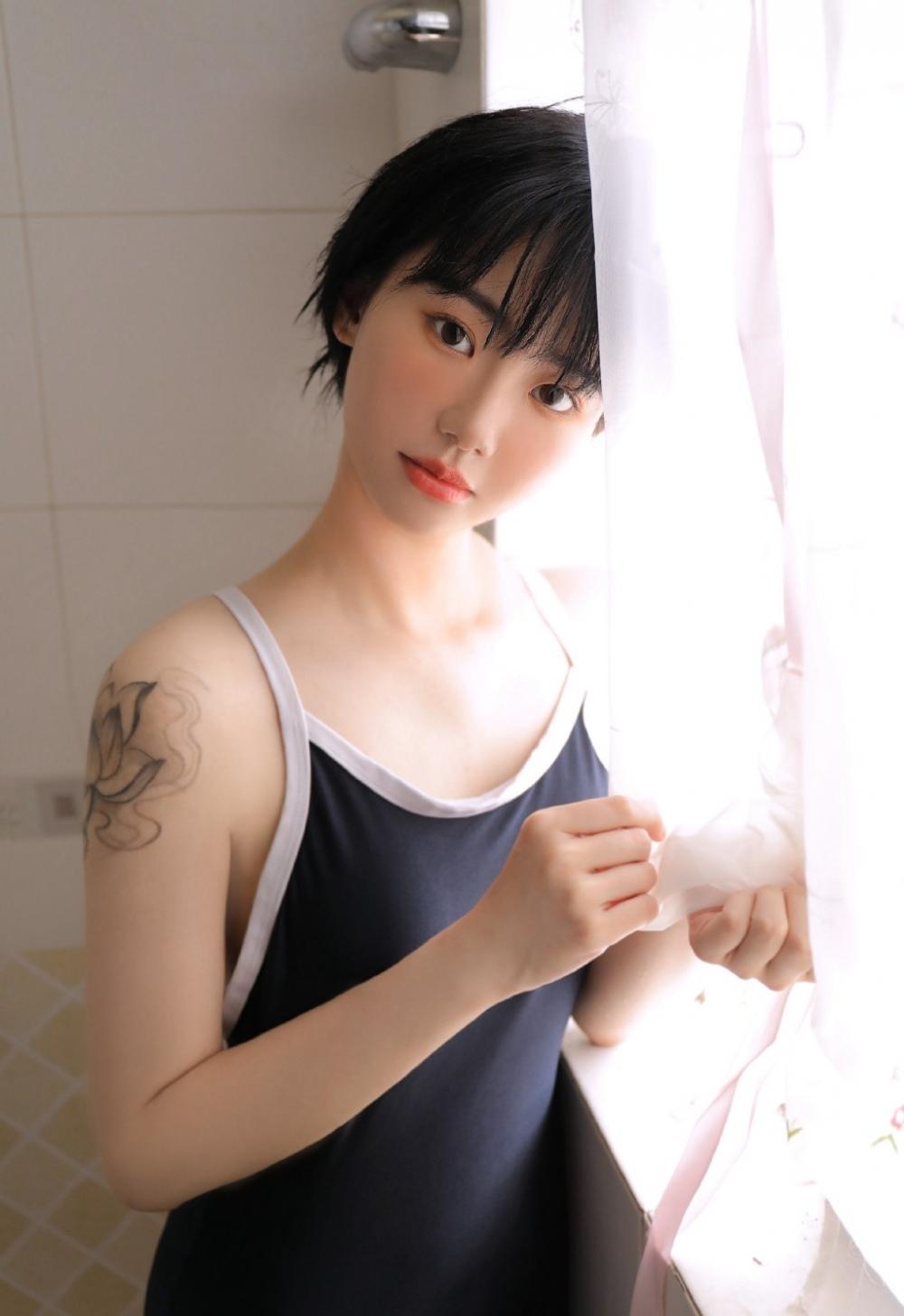 高颜值短发美妞蓝色泳衣浴室湿身诱惑写真