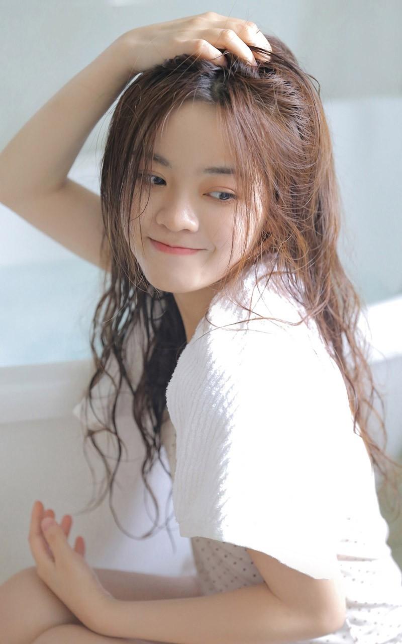 湿发清纯校花浴缸泡泡浴甜美私房图片