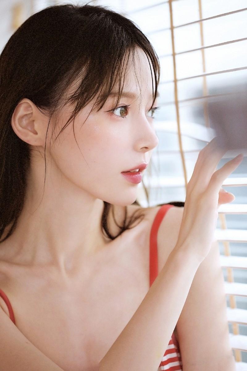 摆出动人姿势的湿发校花撩拨纯欲浴室私拍图