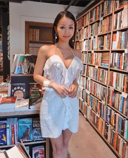 时尚博主越南美女美胸图片露迷人乳沟图片