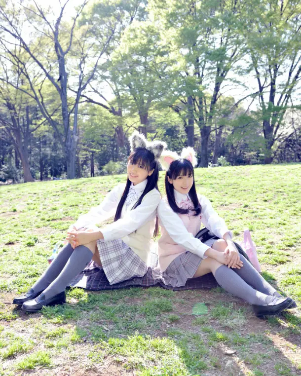 姐妹花小清新美女奥仲麻琴和根岸爱郊外写真图片