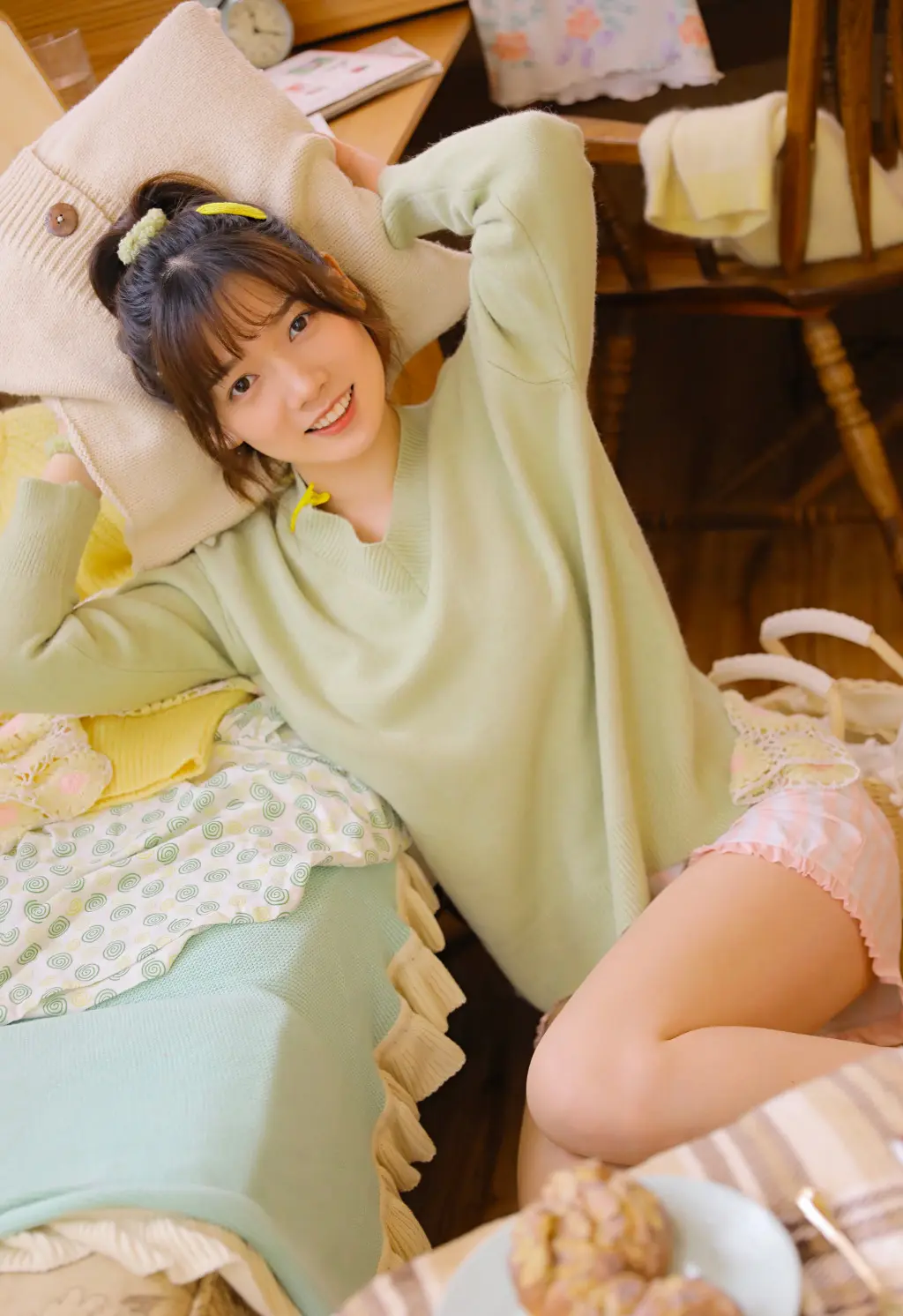 笑容甜美的养眼美女性感俏皮写真图片