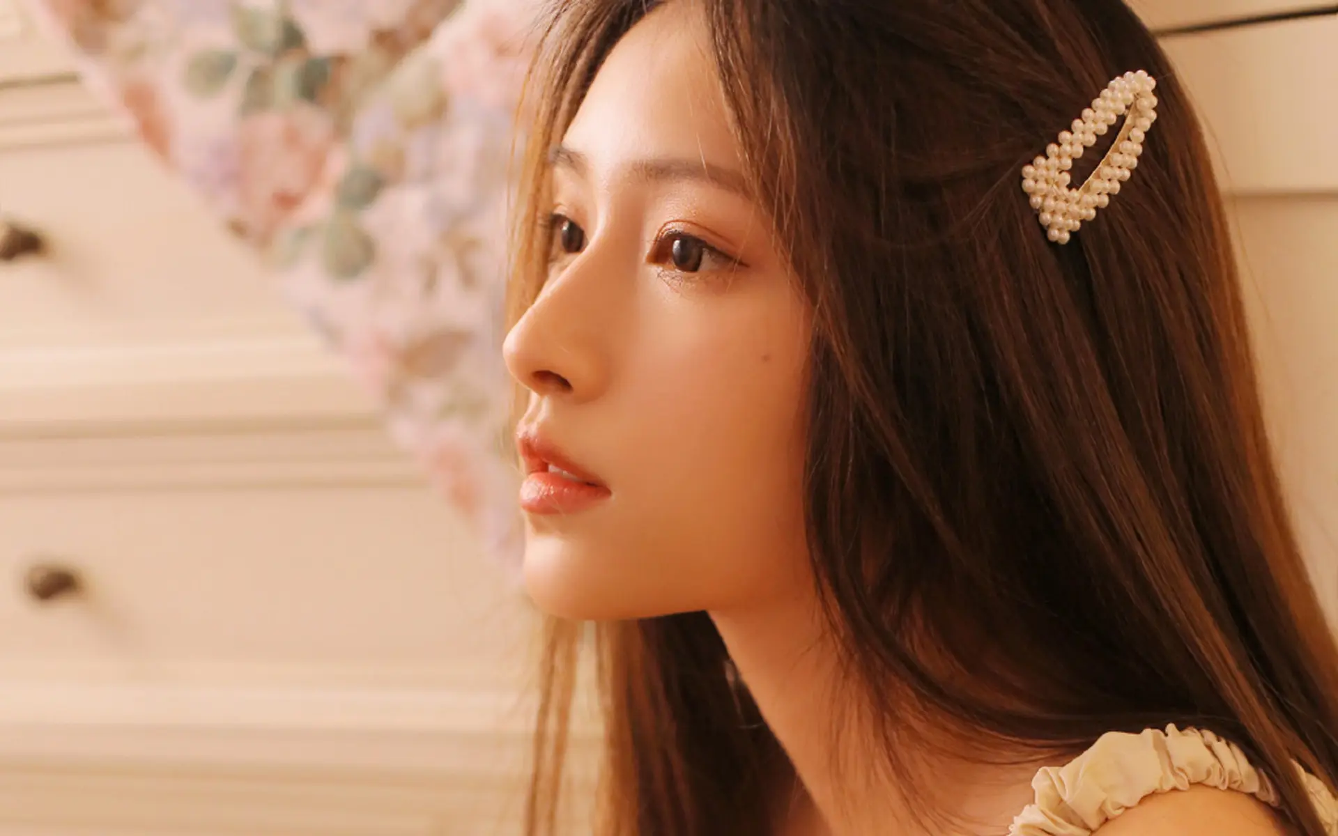 温婉秀丽居家美女性感写真桌面壁纸
